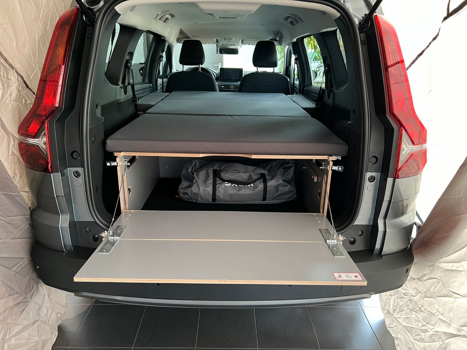 Fahrzeugabbildung Dacia Jogger Extreme+ Tce 110 Zelt und Bett Sleep Pack